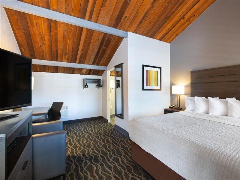 Days Inn By Wyndham Юкайа Экстерьер фото