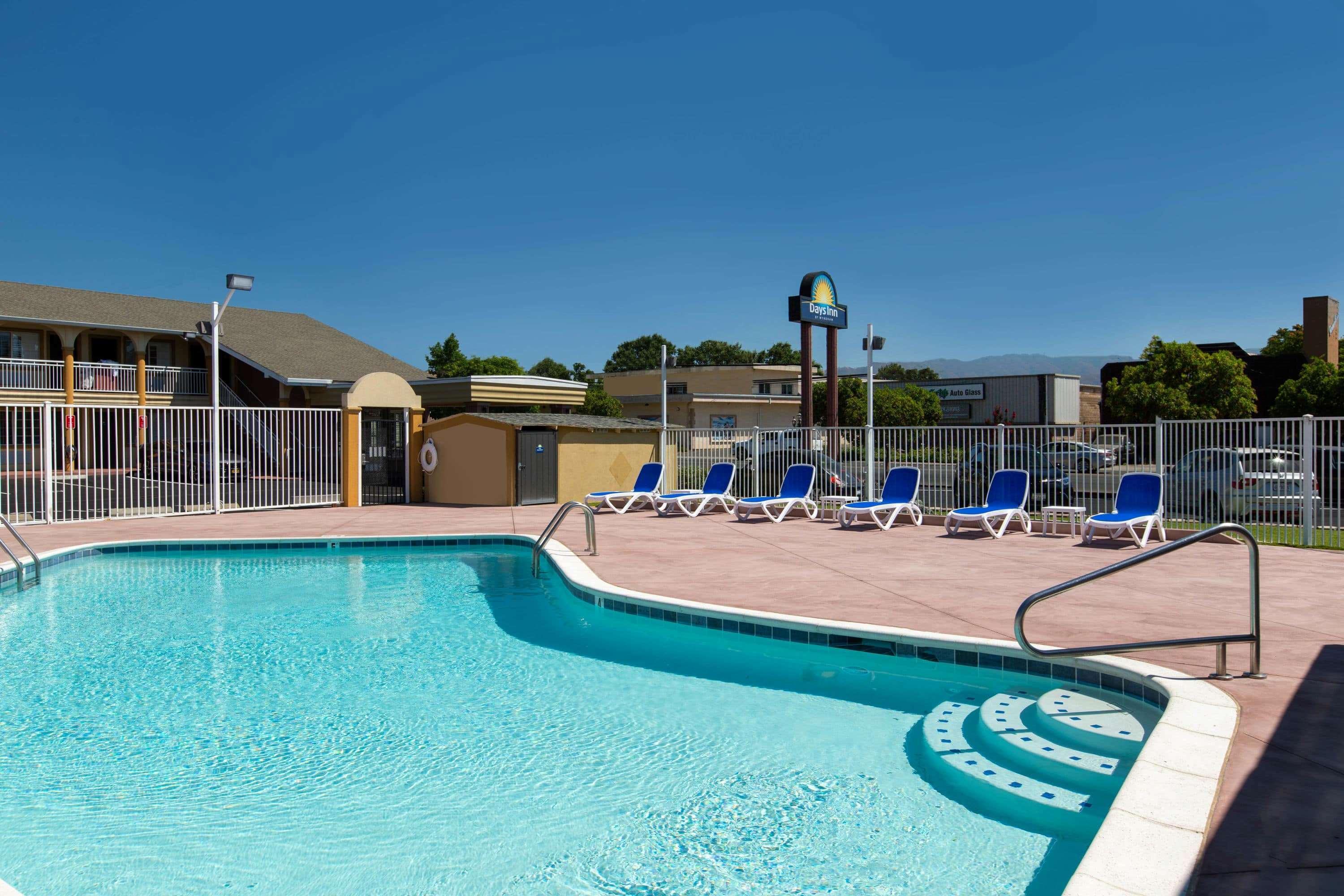 Days Inn By Wyndham Юкайа Экстерьер фото