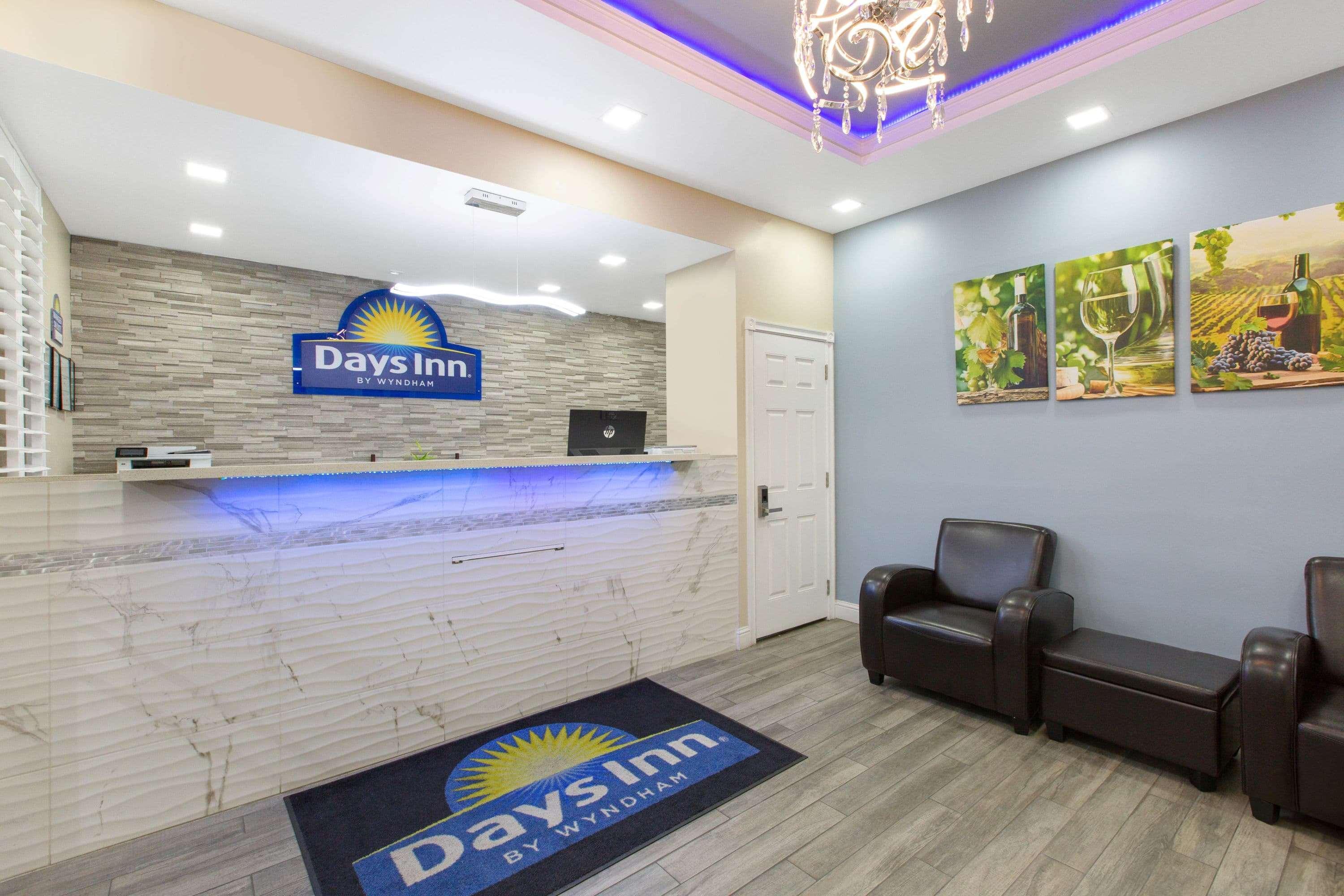 Days Inn By Wyndham Юкайа Экстерьер фото
