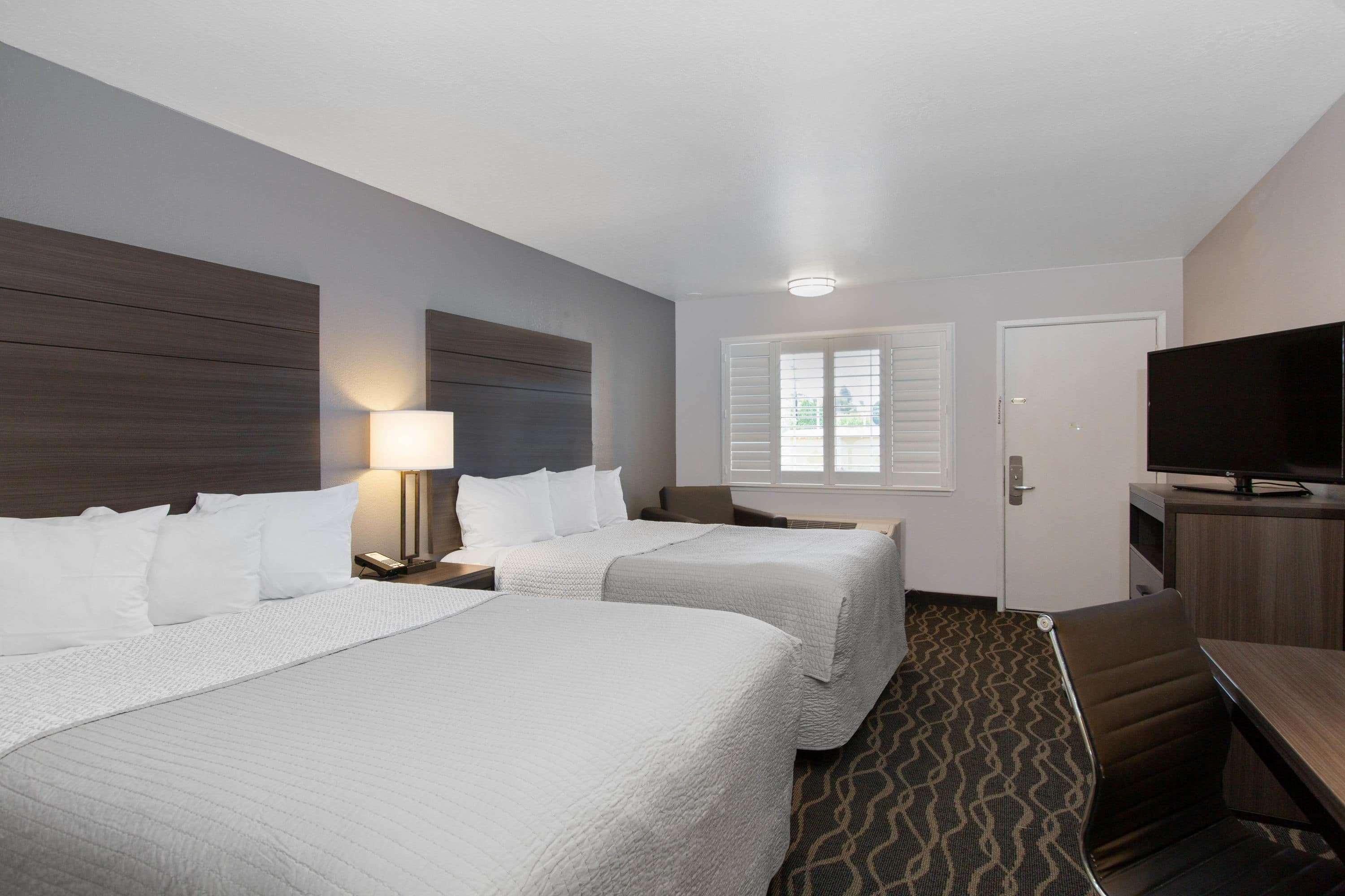 Days Inn By Wyndham Юкайа Экстерьер фото