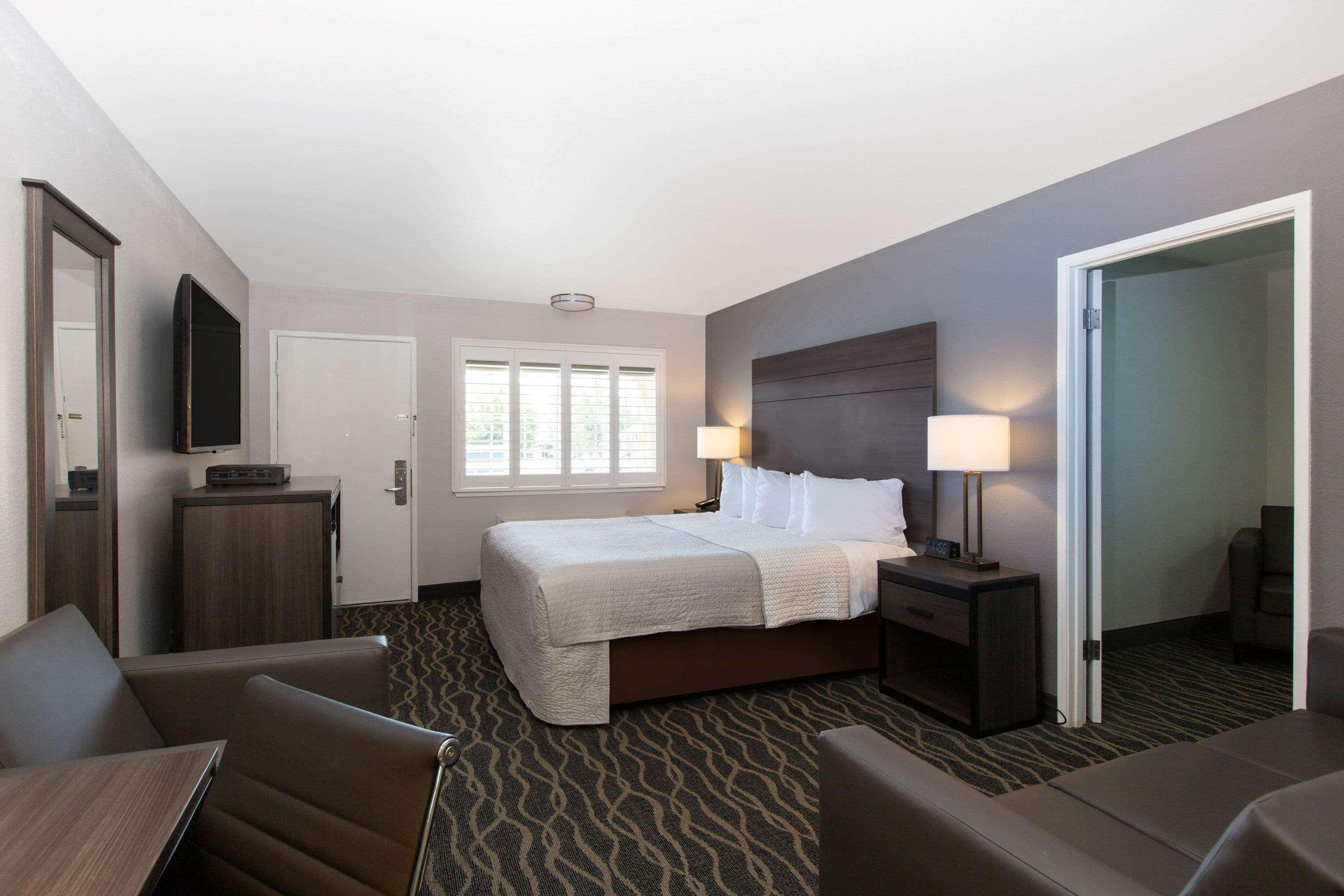 Days Inn By Wyndham Юкайа Экстерьер фото