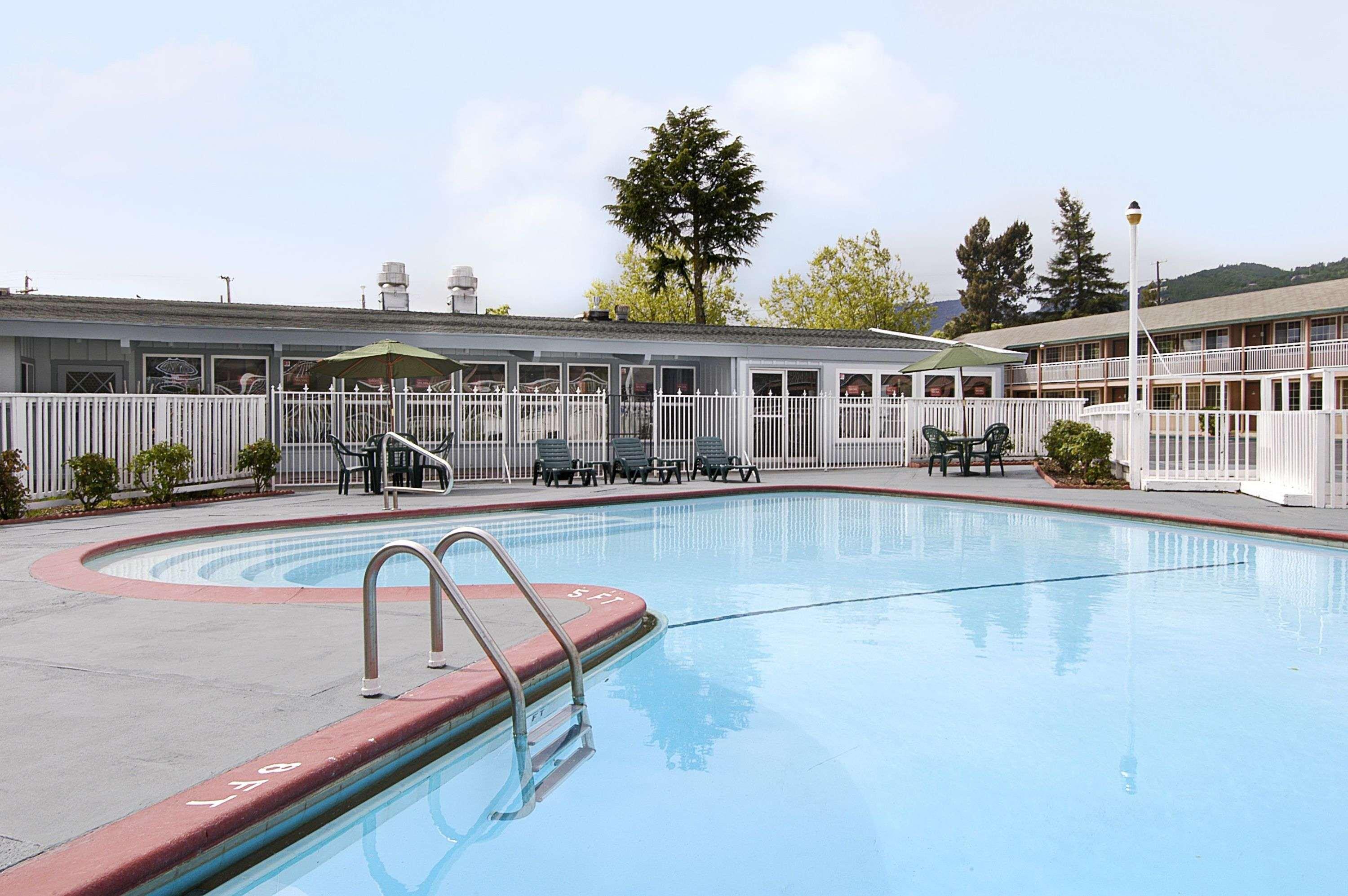 Days Inn By Wyndham Юкайа Экстерьер фото