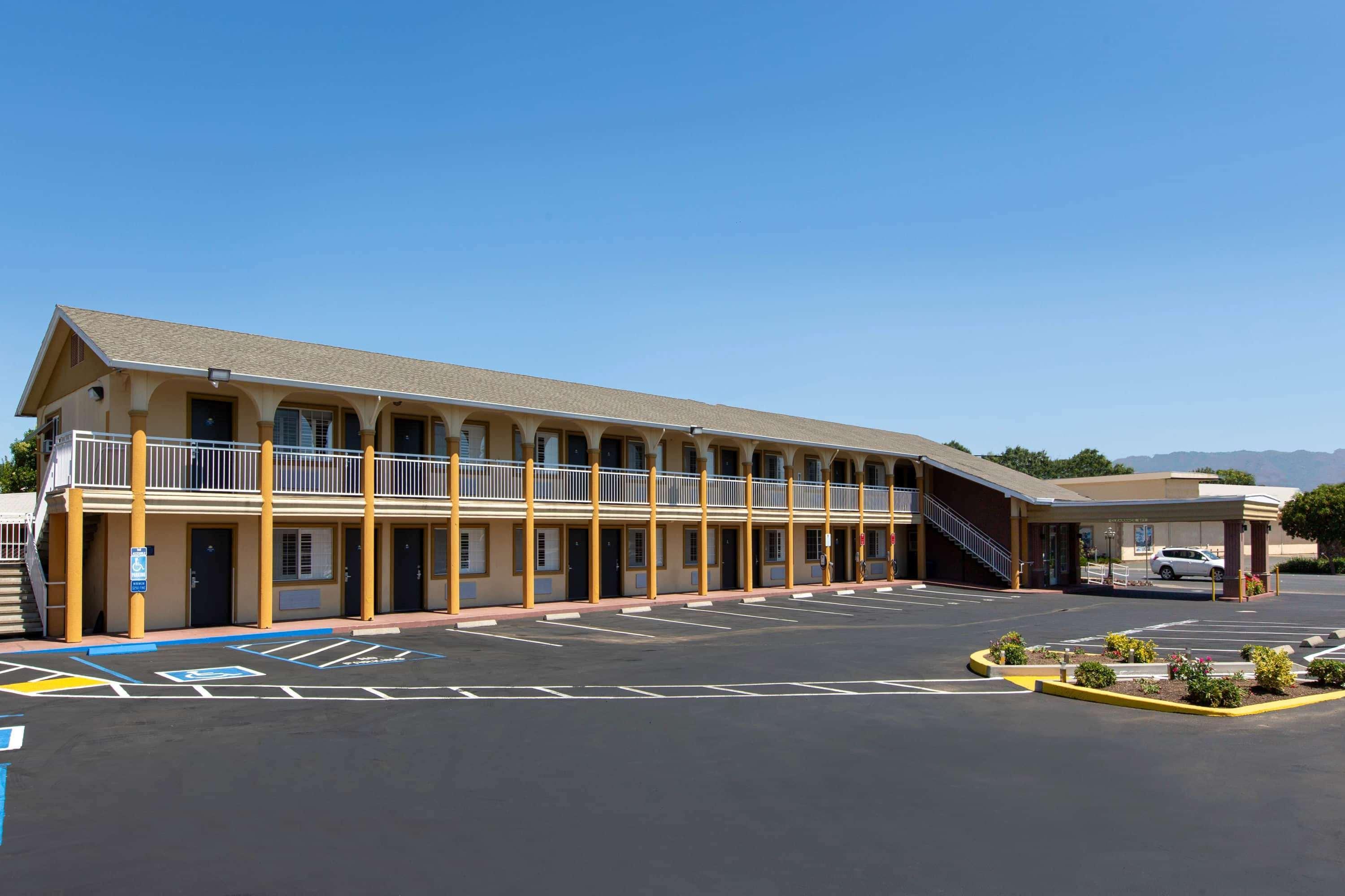 Days Inn By Wyndham Юкайа Экстерьер фото
