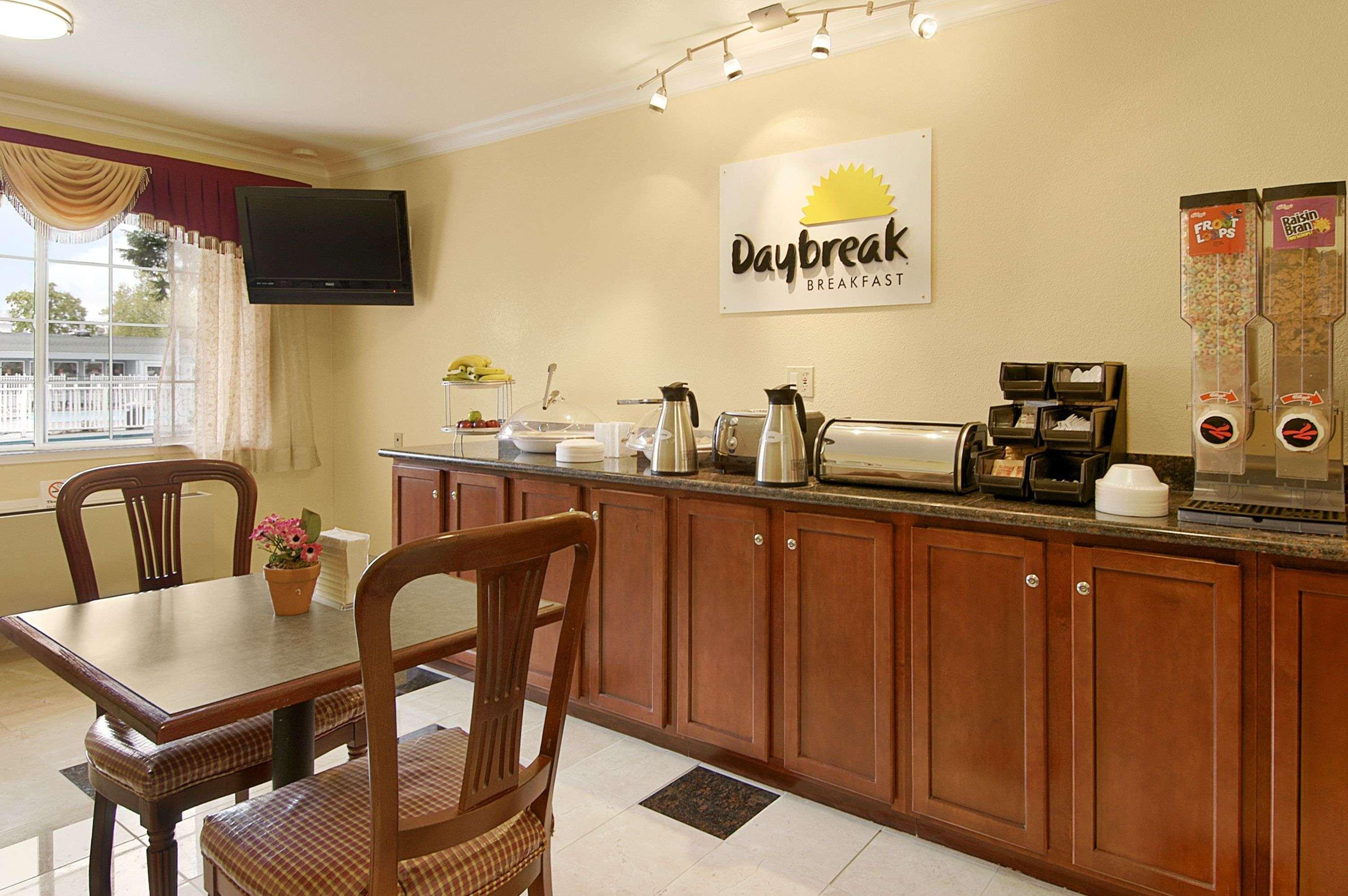 Days Inn By Wyndham Юкайа Экстерьер фото