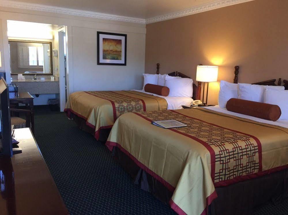Days Inn By Wyndham Юкайа Экстерьер фото