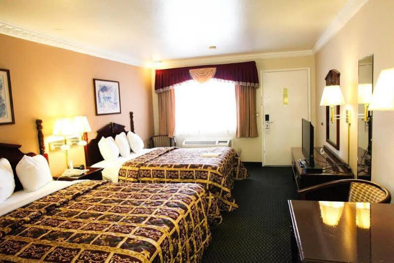 Days Inn By Wyndham Юкайа Экстерьер фото
