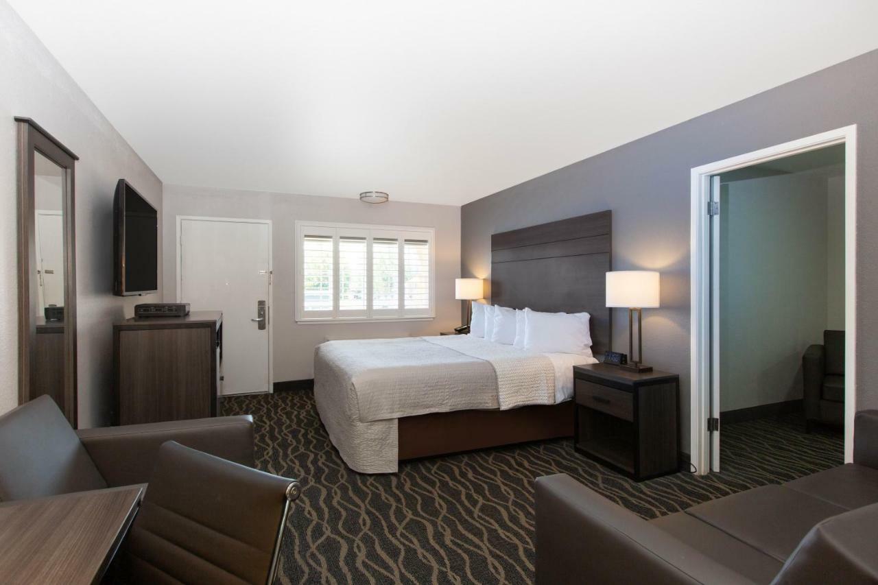 Days Inn By Wyndham Юкайа Экстерьер фото
